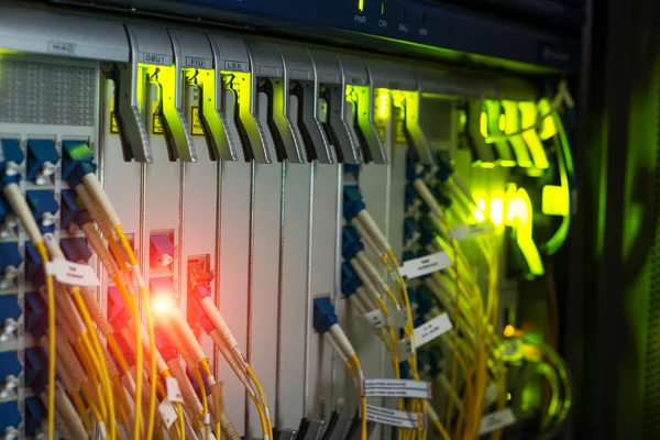 Fibra óptica con servidores en un centro de datos de tecnología — Foto de Stock