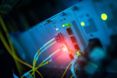 Bir teknoloji veri merkezinde sunucuları olan fiber optik