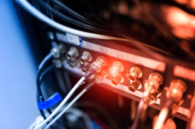 Bir teknoloji veri merkezinde sunucuları olan fiber optik