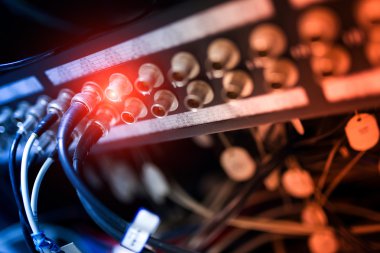 Bir teknoloji veri merkezinde sunucuları olan fiber optik