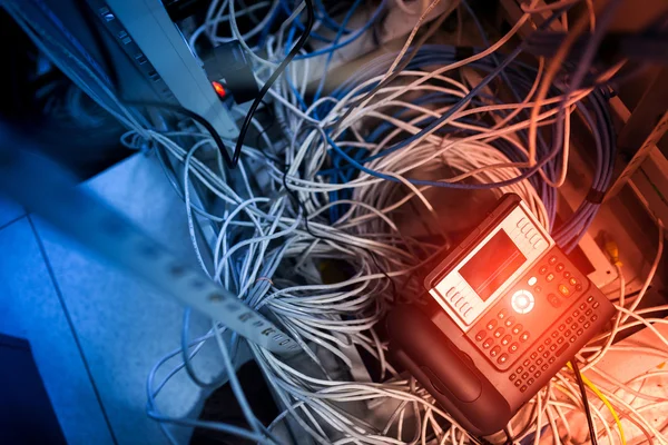 Fibra óptica com servidores em um data center de tecnologia — Fotografia de Stock