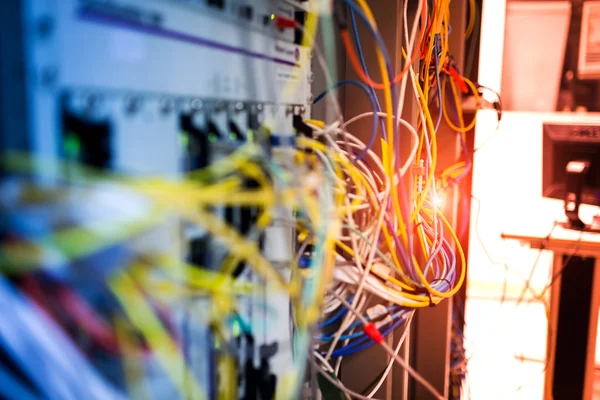 Fibra ottica con server in un data center tecnologico — Foto Stock