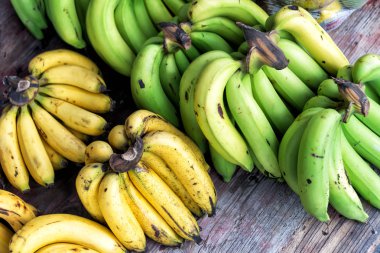 Yumuşak ışık ile pazar yeri içinde muz