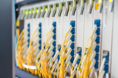 Bir teknoloji veri merkezinde sunucuları olan fiber optik