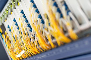 Bir teknoloji veri merkezinde sunucuları olan fiber optik