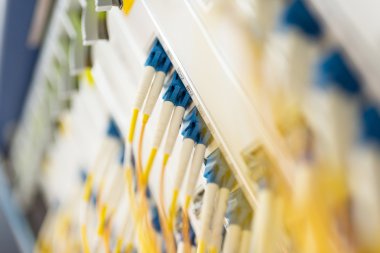 Bir teknoloji veri merkezinde sunucuları olan fiber optik