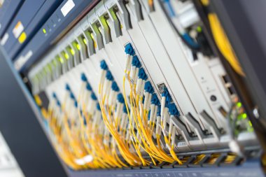 Bir teknoloji veri merkezinde sunucuları olan fiber optik