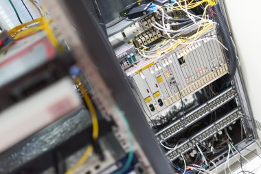 Bir teknoloji veri merkezinde sunucuları olan fiber optik