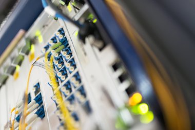 Bir teknoloji veri merkezinde sunucuları olan fiber optik