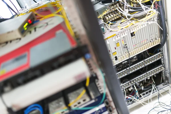 Bir teknoloji veri merkezinde sunucuları olan fiber optik