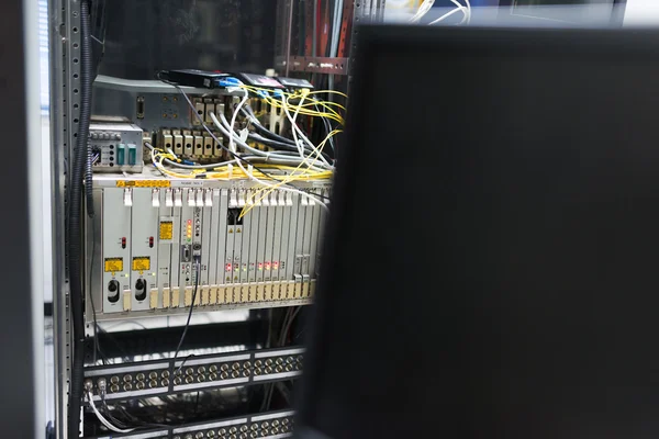 Fibra óptica con servidores en un centro de datos de tecnología — Foto de Stock