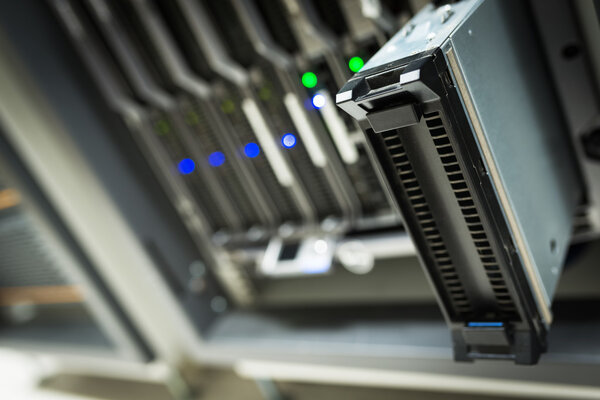 Серверы хранения данных в помещении для хранения данных
