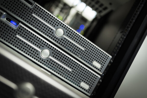 Серверы хранения данных в помещении для хранения данных
