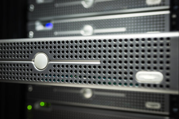 Серверы хранения данных в помещении для хранения данных
