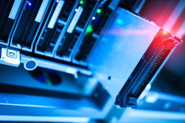 Серверы хранения данных в помещении для хранения данных
