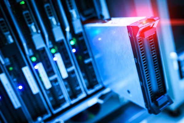 Серверы хранения данных в помещении для хранения данных
