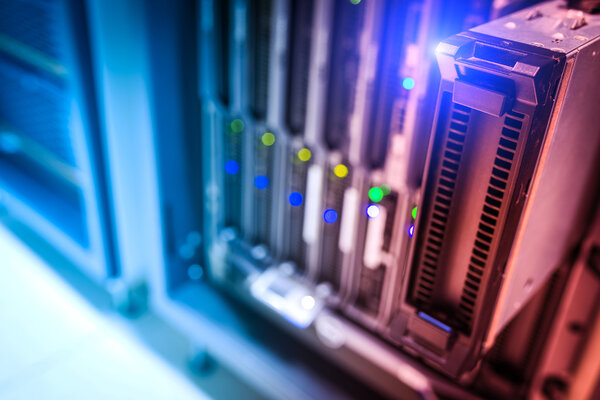 Серверы хранения данных в помещении для хранения данных
