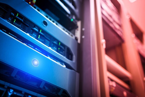 Серверы хранения данных в помещении для хранения данных
