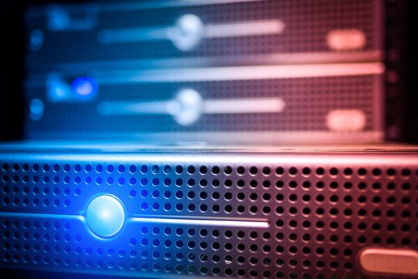 Серверы хранения данных в помещении для хранения данных
