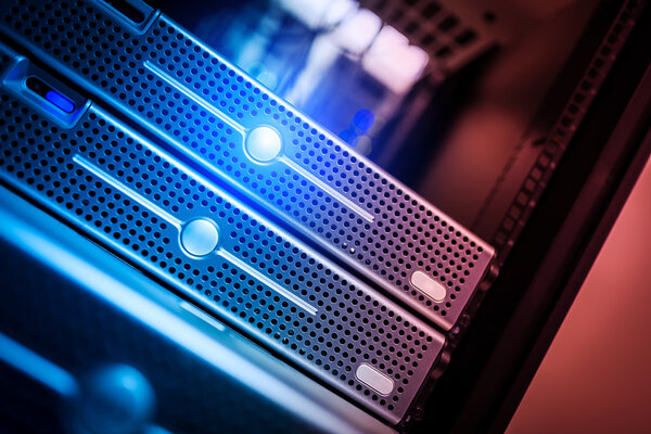 Серверы хранения данных в помещении для хранения данных
