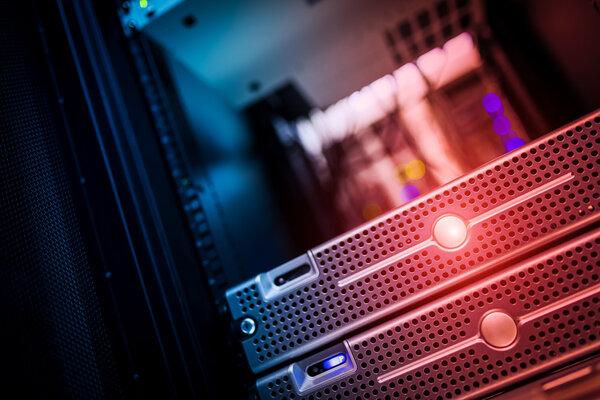 Серверы хранения данных в помещении для хранения данных
