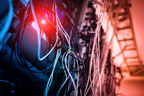 Серверы хранения данных в помещении для хранения данных
