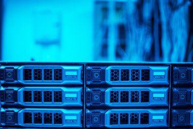 Bilgisayar sistemi veya bilgisayar programı. Bir veya birkaç hizmet etmek. 