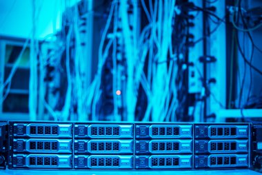 Bilgisayar sistemi veya bilgisayar programı. Bir veya birkaç hizmet etmek. 