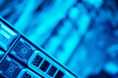 Bilgisayar sistemi veya bilgisayar programı. Bir veya birkaç hizmet etmek. 