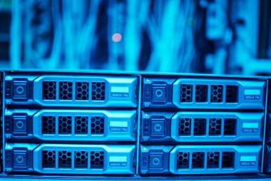 Bilgisayar sistemi veya bilgisayar programı. Bir veya birkaç hizmet etmek. 