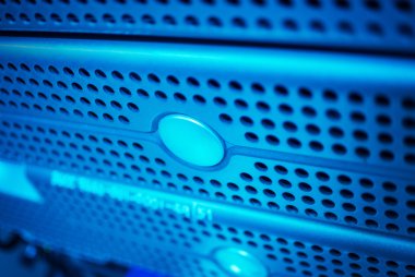 Bilgisayar sistemi veya bilgisayar programı. Bir veya birkaç hizmet etmek. 