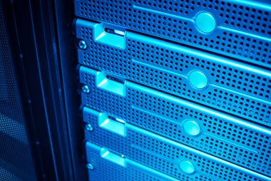 Bilgisayar sistemi veya bilgisayar programı. Bir veya birkaç hizmet etmek. 