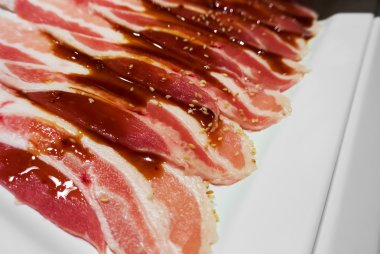 Et: Beyaz disk üzerindeki soslu pastırma