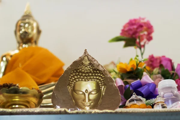 Zlaté listy, buddha a sedí buddha — Stock fotografie