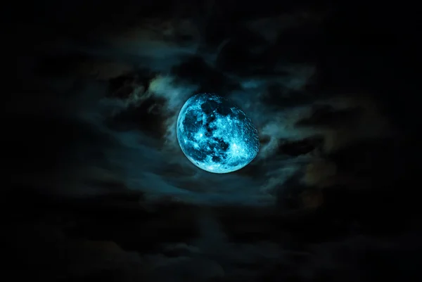 Lune et nuage dramatiques — Photo