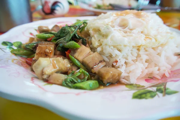 Nasi goreng kemangi dengan daging babi, makanan Thailand — Stok Foto