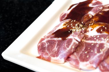 Çizgili sos ve susam oilon beyaz disk