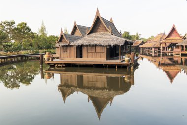 Eski Thai house yansıtmak Nehri üzerinde