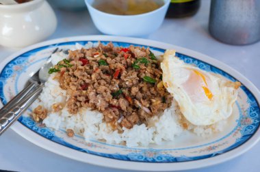 Fesleğenli kızarmış heyecan sıcak ve baharatlı domuz pilav