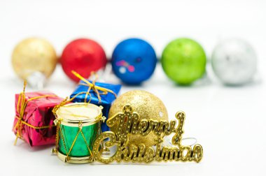 Beyaz arka planda noel topları .