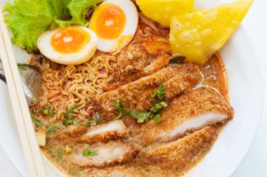 Pork noodle tom yum, yoğunlaştırılmış su yumurtası.
