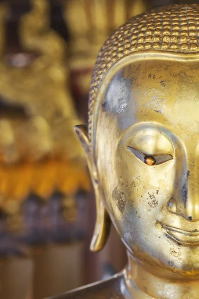 Golden Buddha halv ansikte kan du känna dig lugn — Stockfoto