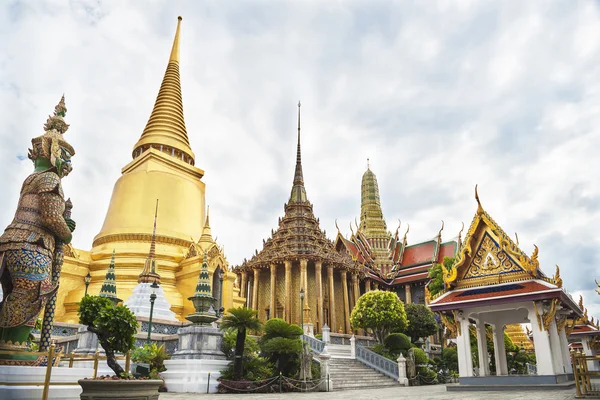 Gyllene pagod i Wat Phra Kaew thailand med gröna jätten — Stockfoto