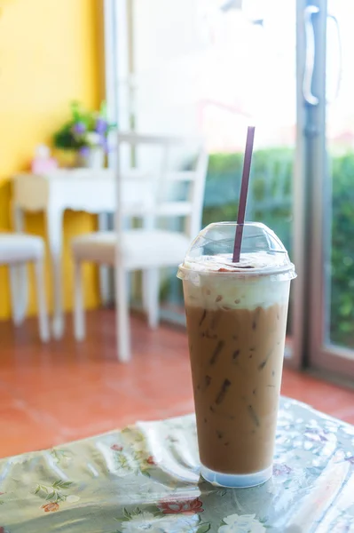 Café helado sobre fondo negro — Foto de Stock