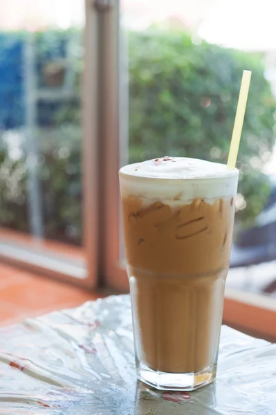 Eiskaffee auf schwarzem Hintergrund — Stockfoto