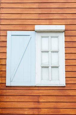 Açık ev beyaz Windows ev ahşap ile