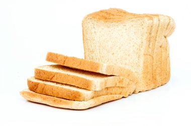 Beyaz arka plan üzerinde beyaz ekmek dilimlenmiş