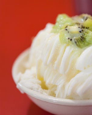 Dondurma kivi kırmızı arka plan