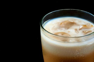 Siyah arka planda buzlu kahve