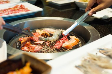 Karides domuz eti tavuk ve sığır eti ızgara zamanla